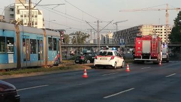 Poranny wypadek na Legnickiej. Samochód wpadł na torowisko [ZDJĘCIA]