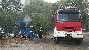 Pożar na podwórku przy Oporowskiej. Płonął kontener na ubrania