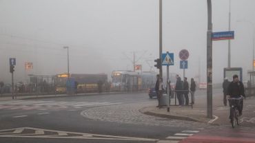 Wrocław we mgle. Słaba widoczność na ulicach