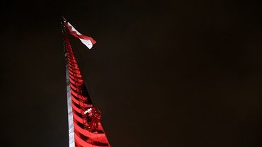 Biało-czerwona Iglica z flagą narodową na setną rocznicę odzyskania niepodległości [ZDJĘCIA]