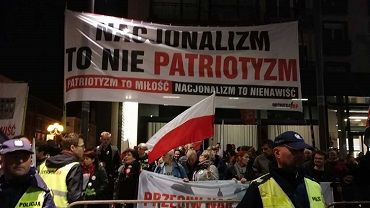 Kontrmanifestacja na trasie Marszu Polski Niepodległej. Przeciwnicy obrzuceni butelkami i racami