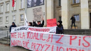 Protest przed pierwszą sesją nowego Sejmiku Wojewódzkiego [ZDJĘCIA, WIDEO]