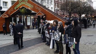 Protest przed jarmarkiem na Świdnickiej. „Futra to śmierć i smród” [ZDJĘCIA]