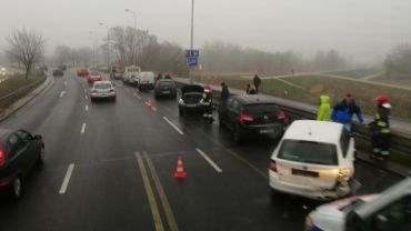 Karambol na wyjeździe z Wrocławia. Zderzyło się siedem aut [ZDJĘCIA]
