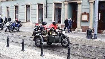 Przez Wrocław przejechała na motocyklach Parada Mikołajów [ZDJĘCIA]
