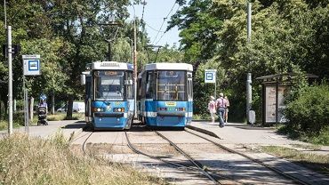 Kolizja samochodu z tramwajem na Poświętnym. Utrudnienia dla kierowców i pasażerów MPK