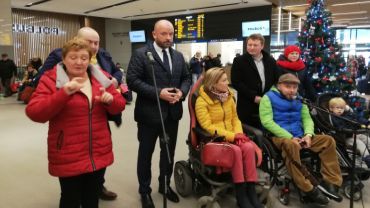 Niepełnosprawni mogą już komfortowo podróżować między PKS-em i lotniskiem