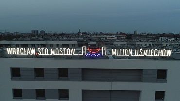 Sto mostów - milion uśmiechów. Wrocław ma nowy neon [ZDJĘCIA]