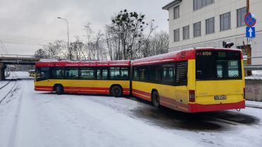 Autobus blokuje przejazd pod wiaduktem na Hallera [ZDJĘCIA]