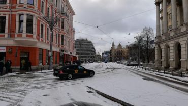 We Wrocławiu zima zaskoczyła drogowców! „Nic nie wskazywało na konieczność prewencyjnego użycia sprzętu”