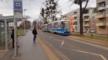 Zderzenie samochodu z tramwajem na Karkonoskiej