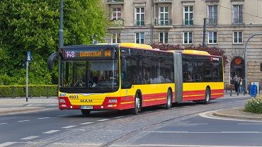 Zderzenie autobusu z samochodem na Brucknera