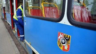 Kolizja tramwaju z samochodem na Mickiewicza