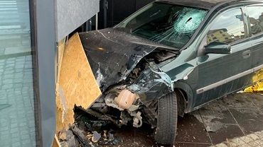 Wypadek w centrum Wrocławia. Pijany kierowca wjechał w restaurację [ZDJĘCIA]