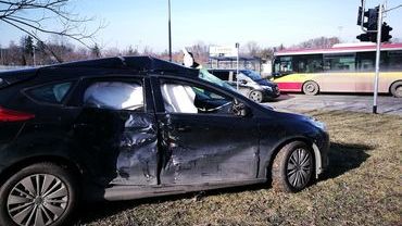 Autobus zderzył się z samochodem na Stabłowicach. Jedna osoba ranna [ZDJĘCIA]