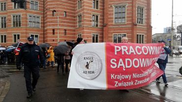 Wrocław: pracownicy sądu wyszli na ulice. Domagają się 1 tys. zł podwyżki [ZDJĘCIA]
