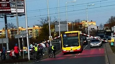 Wrocław: autobus MPK utknął pod zamykającym się szlabanem [ZDJĘCIE]