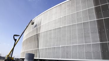 Ruszyło czyszczenie membrany Stadionu Wrocław [ZDJĘCIA]