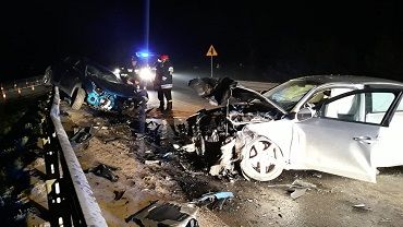 Koszmarny wypadek pod Wrocławiem. Czołowe zderzenie dwóch samochodów [ZDJĘCIA]