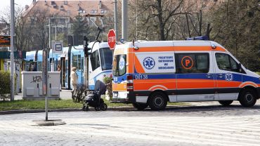 Seria wypadków w MPK. Dziecko wypadło z wózka, młoda kobieta wpadła pod tramwaj [ZDJĘCIA]