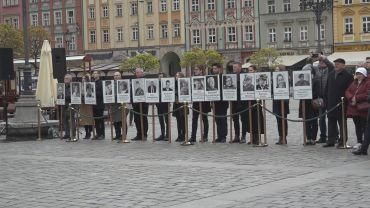 Wrocławskie obchody 9. rocznicy katastrofy smoleńskiej. „Nieprawdą jest, że nie ma ludzi niezastąpionych” [WIDEO]