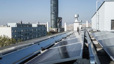 Elektrownia słoneczna na 35 wrocławskich blokach działa już od roku. Czy przyniosła korzyści?