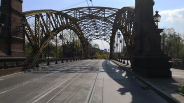 Na most Zwierzyniecki wrócił ruch samochodowy i tramwajowy