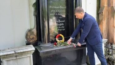 Przedstawiciel Wiosny Biedronia złożył we Wrocławiu kwiaty z okazji Święta Pracy