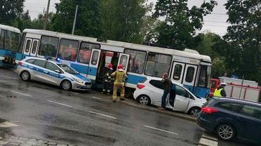 Zderzenie auta z tramwajem na Sienkiewicza. Jedna osoba ranna