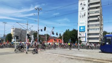 Kilka tysięcy rowerzystów w peletonie. Ogromne korki