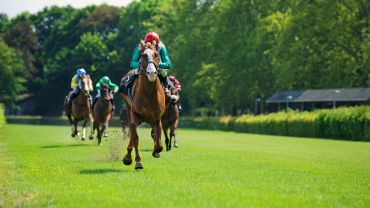 Bogata historia wyścigów konnych - od starożytności, przez klasyczne gonitwy, po sporty wirtualne