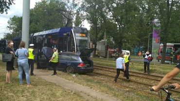 Samochód zderzył się z tramwajem na Opolskiej