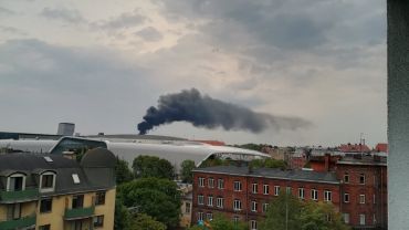 Duży pożar na Przedmieściu Oławskim. Dym widoczny z wielu miejsc [ZDJĘCIA]