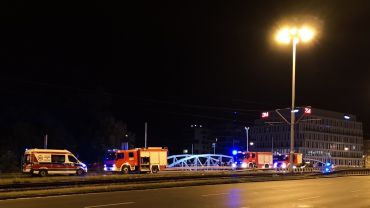 Nocna akcja na mostach Mieszczańskich. „Ktoś wpadł do wody”