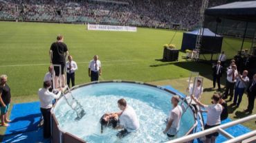 Kolejny kongres Świadków Jehowy na Stadionie Wrocław. W planie chrzest w basenie