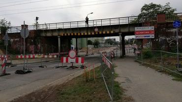 Trwa budowa linii tramwajowej na Popowice. Spore utrudnienia na Długiej [ZDJĘCIA]