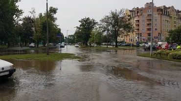 Spora awaria wodociągowa na południu Wrocławia. Woda zalała ulicę [ZDJĘCIA]