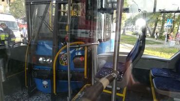 Tramwaj wbił się w autobus na Tarnogaju. Są ranni [ZDJĘCIA, WIDEO]