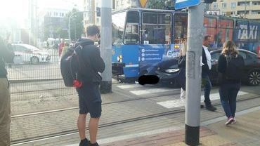 Zderzenie tramwaju z samochodem w centrum