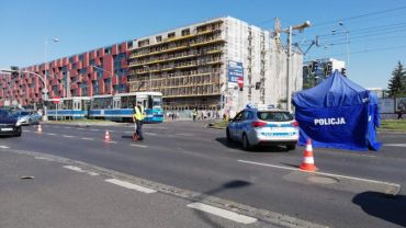Śmiertelny wypadek na Legnickiej. 25-latek kierujący hulajnogą zmarł po zderzeniu z samochodem [ZDJĘCIA,WIDEO]