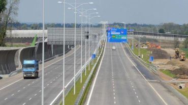 Ciężarówka wjechała w bariery na autostradowej obwodnicy Wrocławia