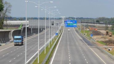 Zmiany na wrocławskich drogach. Zakaz wyprzedzania dla ciężarówek i remont nawierzchni