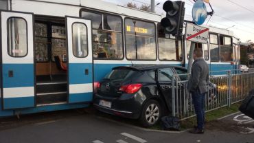 Zderzenie samochodu z tramwajem na Powstańców Śląskich [ZDJĘCIA]