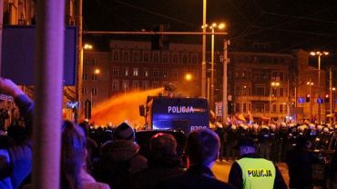 Policjanci wytypowali kolejne 12 osób, które są podejrzane o naruszenie prawa podczas Marszu Niepodległości [ZDJĘCIA]