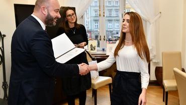 Prezydent Jacek Sutryk wręczył studentom dyplomy. 