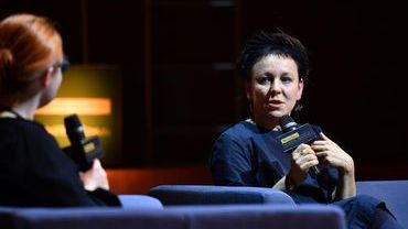 Olga Tokarczuk przekazała na WOŚP replikę medalu noblowskiego