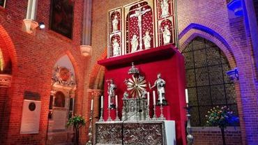 Srebrny ołtarz powrócił do wrocławskiej katedry [ZDJĘCIA]