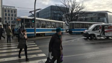 Bus zderzył się z tramwajem przy Wroclavii. Spore utrudnienia [ZDJĘCIA]