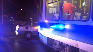 Auto zderzyło się z tramwajem na Olszewskiego. Jedna osoba ranna [ZDJĘCIA]