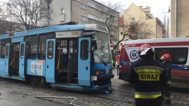 Zderzenie tramwaju z busem. Motornicza trafiła do szpitala [ZDJĘCIA]